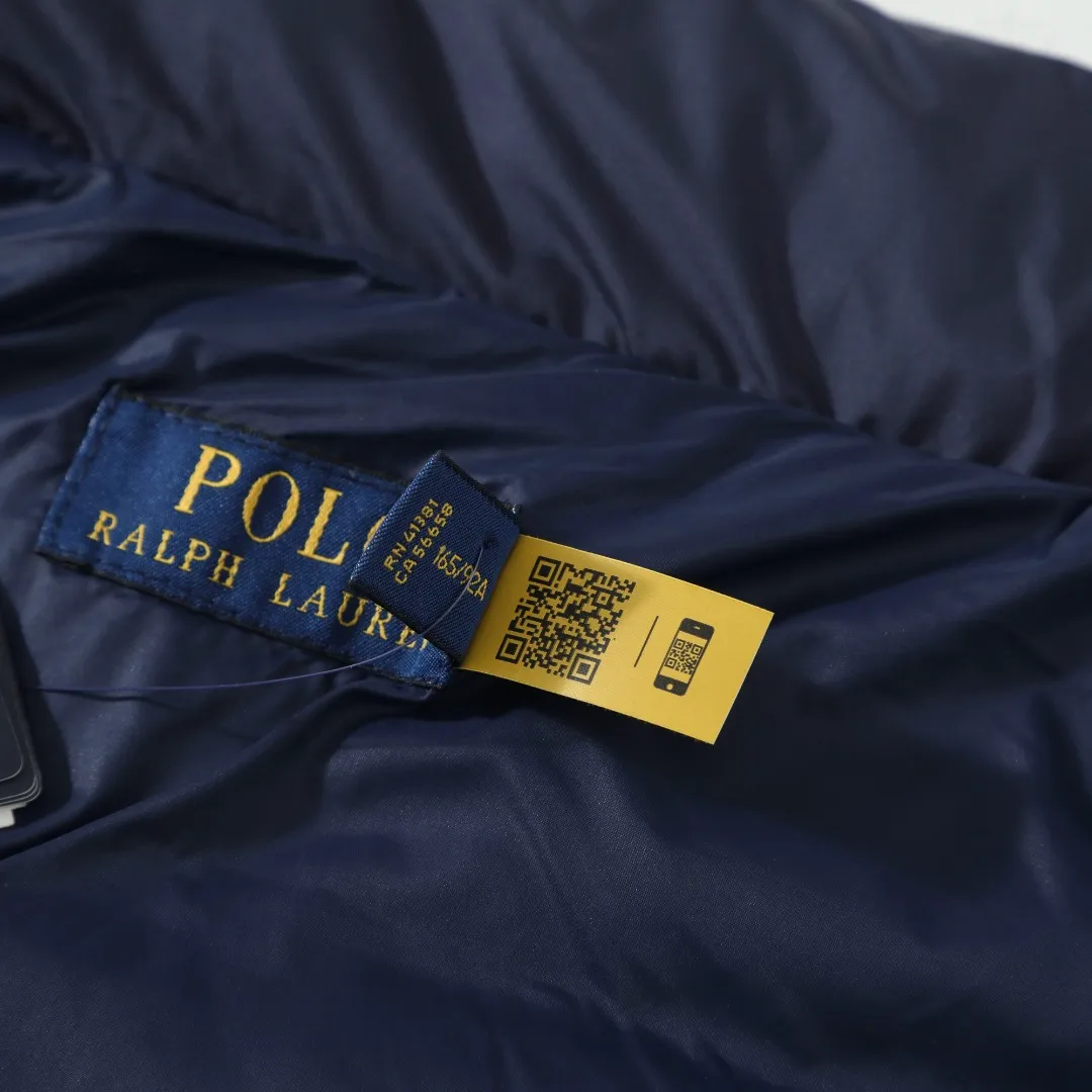 P370 #R55 Ralph Laura's classic thin down vest. The milky white color is really exciting at first sight. It's soft, waxy and white, instantly breaking the dullness of autumn and winter! Navy blue, retro college style soul, more special than black, more retro than white! It’s a bookish color! Pair it with a sweater or sweatshirt of the same color to complete the American retro feel! Classic, durable and elegant, it’s a style you can’t go wrong with if you close your eyes! The classic black cool and versatile king, the anchor of your wardrobe! Invincible slimming! Super versatile! The scheming version will look good on whoever wears it! Small sisters can wear it to show off their proportions without weighing them down ~ Even fat sisters can wear it with confidence, and the effect of hiding body fat is great! The inside is also very durable: 90% high-quality white duck down, 150g filling, the key is to be light and warm! It’s not burdensome to wear at all~ The inside is also treated with anti-slip velvet treatment, and the details are perfect! The classic pony logo is the finishing touch and adds a sense of sophistication. This winter, it can really make you warm and beautiful!  Color: Creamy White Black Navy Size: S M L XL Length: 63 64 65 66 Bust: 110 114 118 122 Shoulder Width: 41 42 43 44